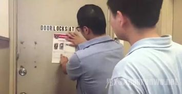 志愿者街头张贴寻人启事