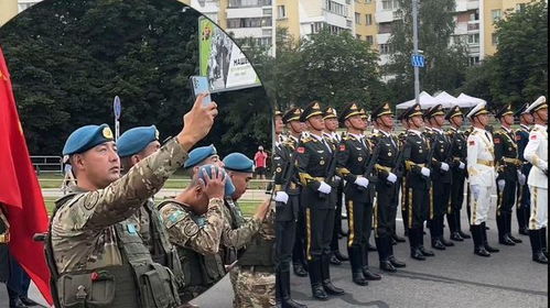 外国游客与中国仪仗队合影留念