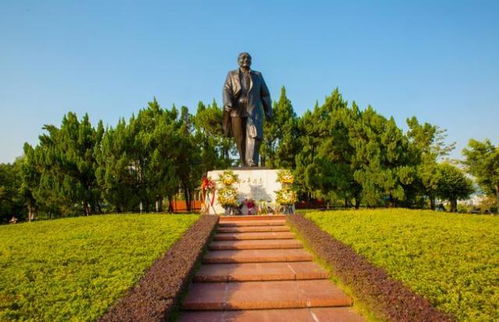 一个人站在山顶俯瞰城市风景