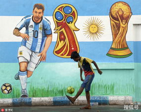 印度街头小孩赤脚踢球场景