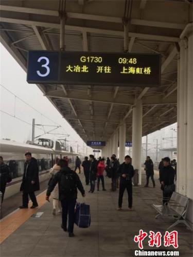 上海虹桥高铁站拦门事件引热议，真相究竟如何？