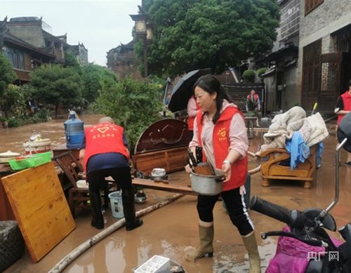 岳阳志愿者正在帮助受灾居民搬运物资