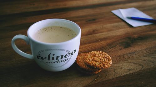 办公室桌上摆满奶茶杯