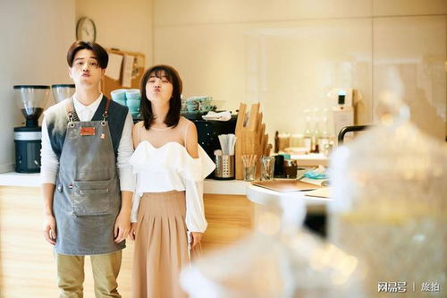 两人坐在咖啡馆里聊天