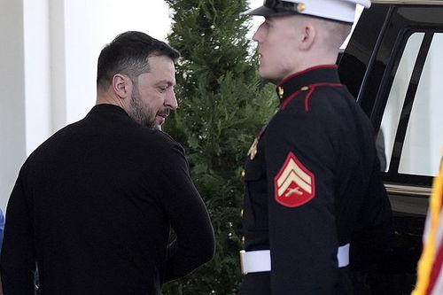 特朗普称美乌达成稀土协议，背后博弈与利益分配引热议