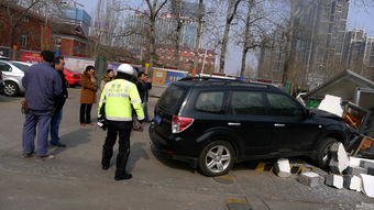 交警正在调查事故现场