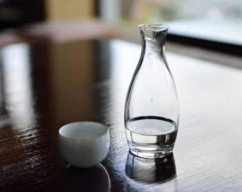 情侣吃饭两瓶矿泉水被收176元？网友炸锅了！