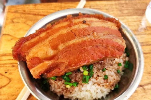 顾客享受云南糯米饭的表情特写