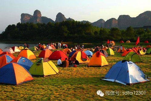 一家人户外露营的温馨场景