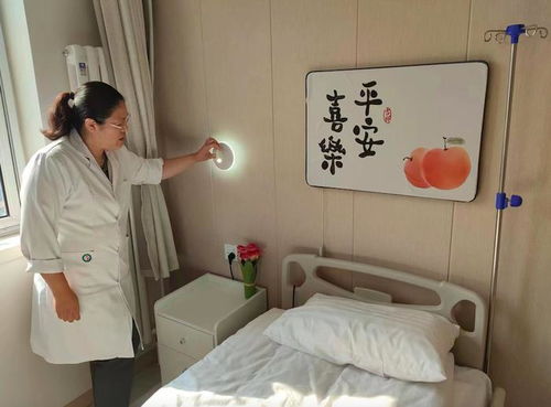 病房中一位瘦弱的女孩微笑着看向镜头