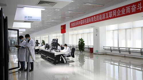 科研人员在实验室测试新型智能设备