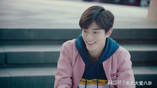 丁禹兮与朋友聚餐合影微笑