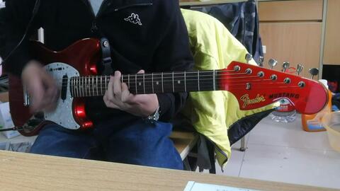 夜晚在家练习电吉他的自拍场景