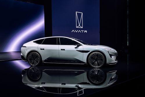 阿维塔12行驶在路上