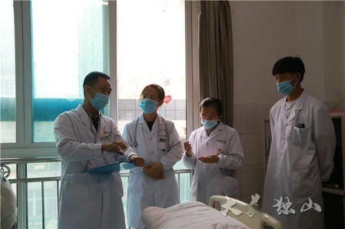 王贤才年轻时在医院查房的照片