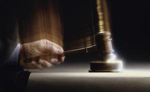 法庭内法官敲槌裁决场景