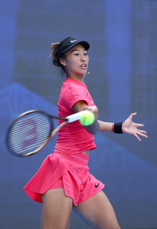 郑钦文在训练场专注练习