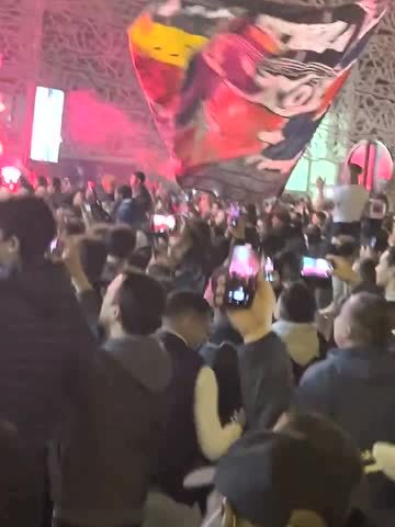 球迷们欢呼庆祝赵心童夺冠