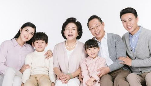 一位年长女性与家人一起微笑聊天