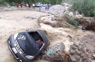 高武驾驶橡皮艇在洪水中穿梭