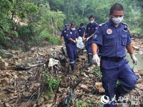 搜救队员正在福建石谷解山搜索画面