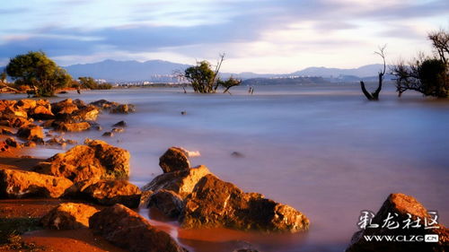 晨曦中阳光穿透云层洒向大地