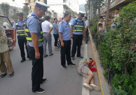 警察在铁塔下劝导男子