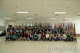 重庆大学图书馆前的学生合影