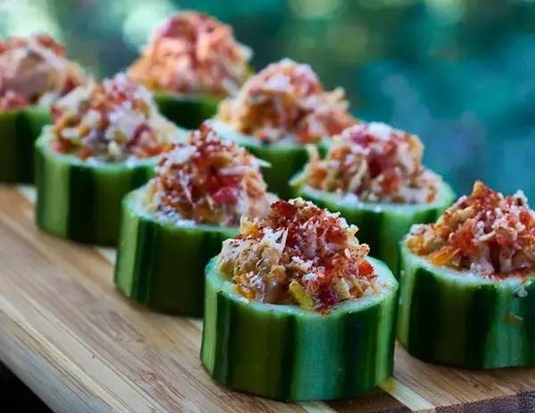 新鲜虾仁与绿色蔬菜摆盘图<p>最是一年春好吃，春天之于我们，就是那一口刚刚好的时令滋味。</p><h2 id=