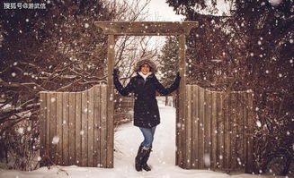 一位老奶奶在纪念馆内低头沉思的照片