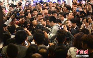 小偷被众人制服现场照片