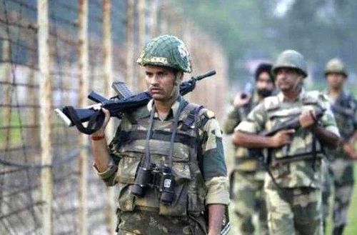 印巴边境士兵对峙时的紧张气氛照片