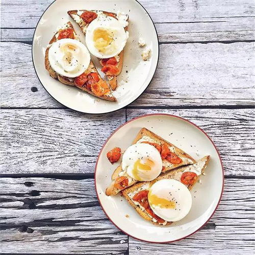 夏日阳光下的餐桌美食