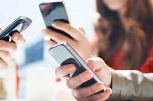 年轻人在手机上查看社交媒体APP界面