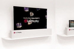 LG Display展示的可拉伸车载显示屏技术演示图