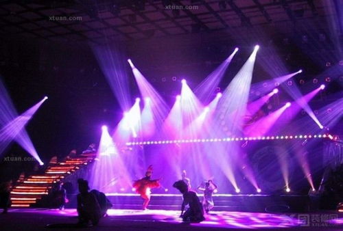 央视春晚舞台灯光璀璨表演现场