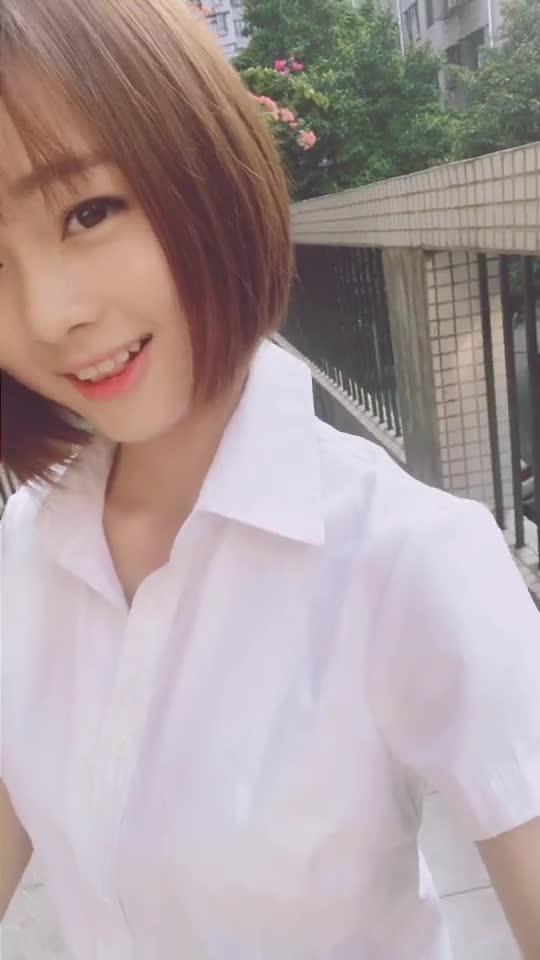 一位女生在阳光下露出自信微笑