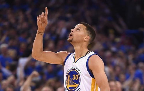 库里举起冠军奖杯