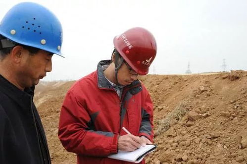 施工现场工人认真施工中