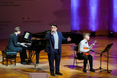 中俄青年合影庆祝文化交流活动