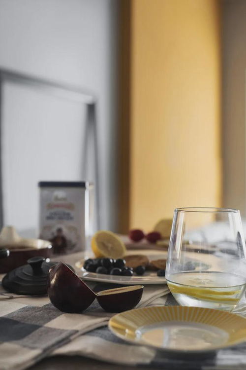 现代年轻人在家中泡茶