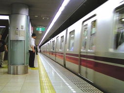 东京地铁站台人群疏散现场图