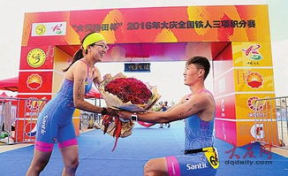 求婚现场众人鼓掌庆祝