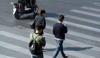 市民低头看手机走路的街拍照片