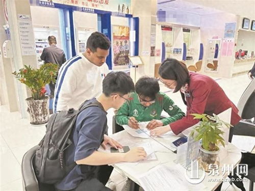 银行工作人员正在为客户办理房贷业务<h2 id=