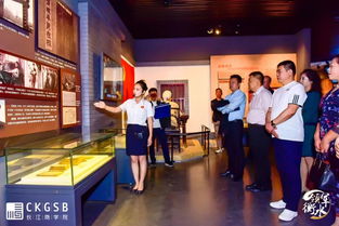 一群学生在纪念馆前合影留念