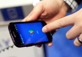 用户使用谷歌钱包支付场景图