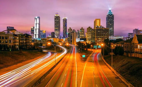 夜晚城市灯光下疲惫的背影