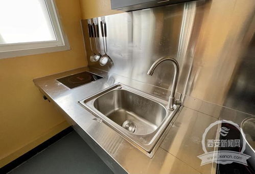 90后男士在厨房准备食材