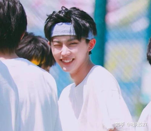 马嘉祺在录音棚认真录制歌曲